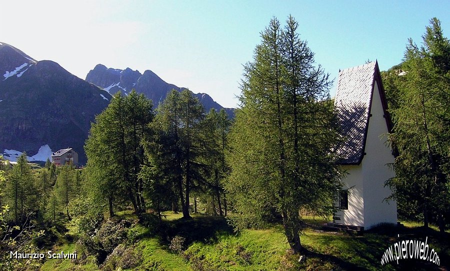 09 Il rifugio e la chiesina.JPG